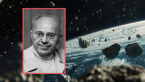 Na zdjęciu mężczyzna w okularach, na tle kosmicznych asteroid. Po lewej stronie jego portret.