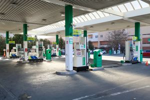 Pusta stacja benzynowa w Warszawie