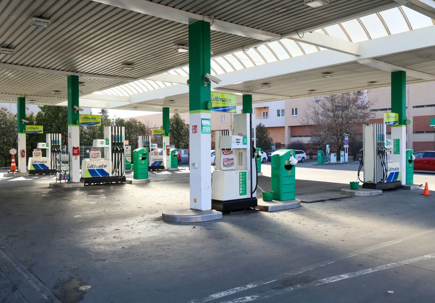 Pusta stacja benzynowa w Warszawie
