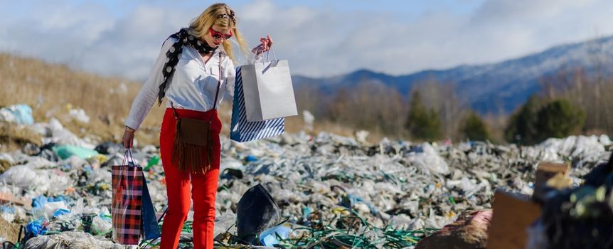 kobieta na górze ubrań