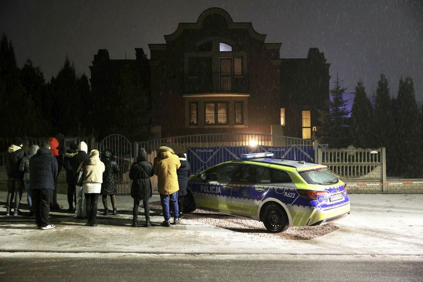 Policja przed plebanią w Kłobucku, gdzie doszło do morderstwa