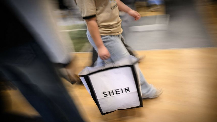 klientka wychodzi z zakupami Shein