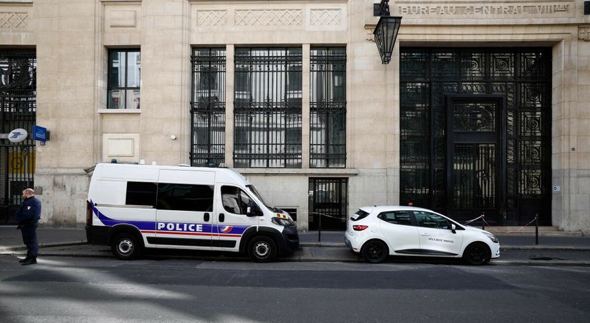 Francuska policja zatrzymała mężczyznę, który próbował zdetonować ładunek wybuchowy przed siedzibą Bank of America w centrum Paryża. 