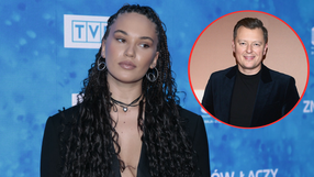 Dwie osoby na tle niebieskiego tła: kobieta z kręconymi włosami i mężczyzna w ciemnej marynarce.