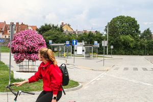 dworzec autobusowy w małej miejscowości