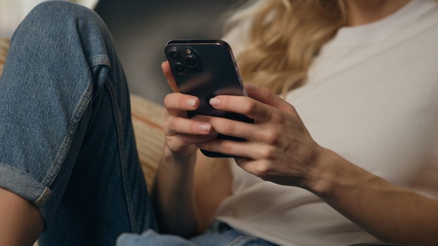Telefon w dłoni 