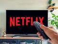 Pilot telewizyjny w ręku, na ekranie napis 