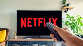 Pilot telewizyjny w ręku, na ekranie napis 