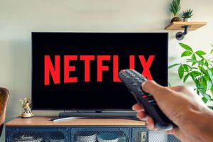 Pilot telewizyjny w ręku, na ekranie napis 