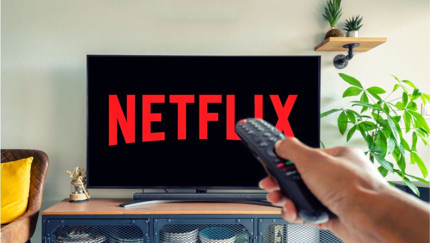 Pilot telewizyjny w ręku, na ekranie napis 