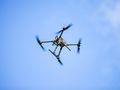 Dron w powietrzu