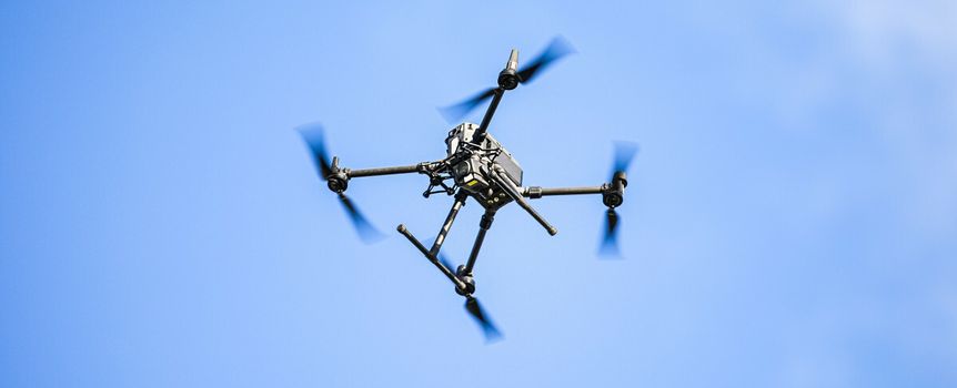 Dron w powietrzu