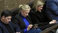 Telefony komórkowe w rękach posłów i posłanek, 21.02.2025 Warszawa, Sejm