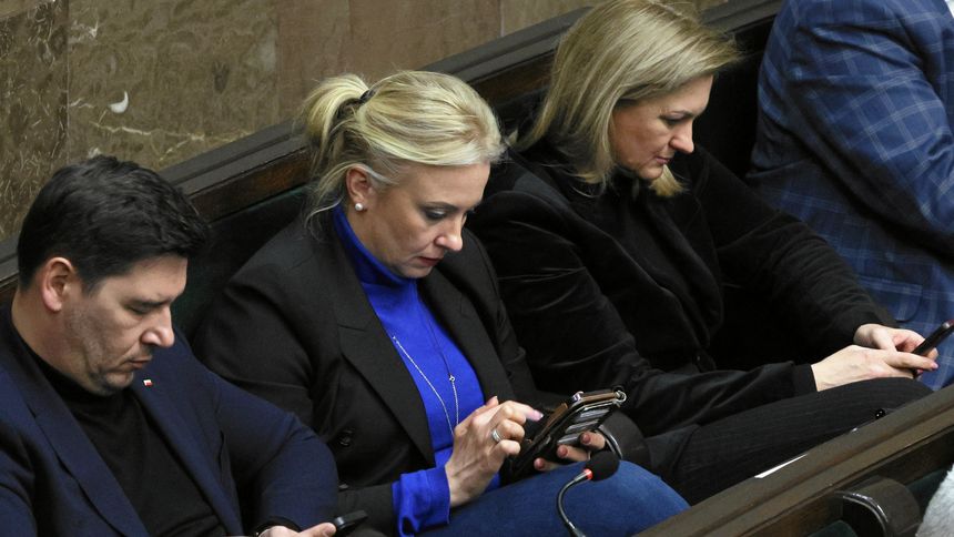 Telefony komórkowe w rękach posłów i posłanek, 21.02.2025 Warszawa, Sejm
