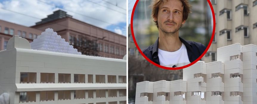 Model budynku w kolorze białym trzymany przez osobę w rękawicy, w tle niebieskie niebo.