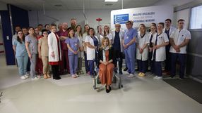 Ekipa lekarzy i uratowana pani Justyna