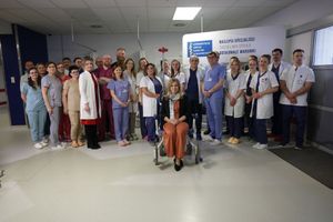 Ekipa lekarzy i uratowana pani Justyna