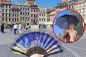 Na zdjęciu widać ludzi na placu w Warszawie, trzymających wachlarz z widokiem na miasto.
