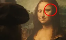 Na zdjęciu mężczyzna w kapeluszu obserwuje obraz Mona Lisy z wyróżnionym owalem na twarzy.