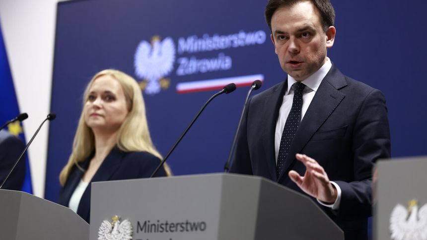 Ministrowie o karze dla Polski za nieodebrane szczepionki Pfizer