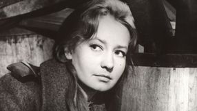 Na zdjęciu portret młodej kobiety w czarno-białej tonacji, z wyrazem skupienia na twarzy.