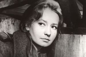 Na zdjęciu portret młodej kobiety w czarno-białej tonacji, z wyrazem skupienia na twarzy.