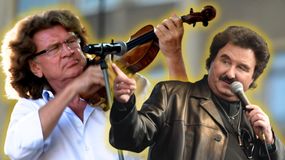 Na zdjęciu dwóch muzyków: jeden gra na skrzypcach, drugi śpiewa do mikrofonu.