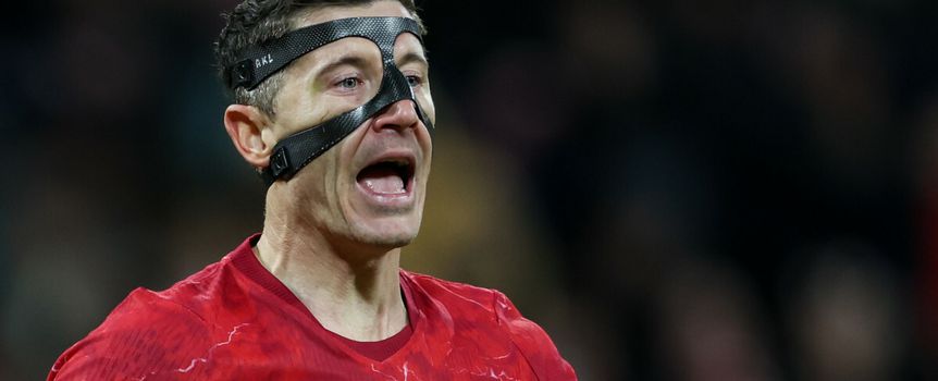 Na zdjęciu Robert Lewandowski w koszulce reprezentacji Polski, krzyczący na boisku.