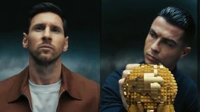 Po lewej Lionel Messi, po prawej Cristiano Ronaldo z trofeum LEGO.