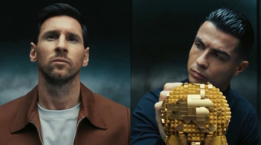 Po lewej Lionel Messi, po prawej Cristiano Ronaldo z trofeum LEGO.