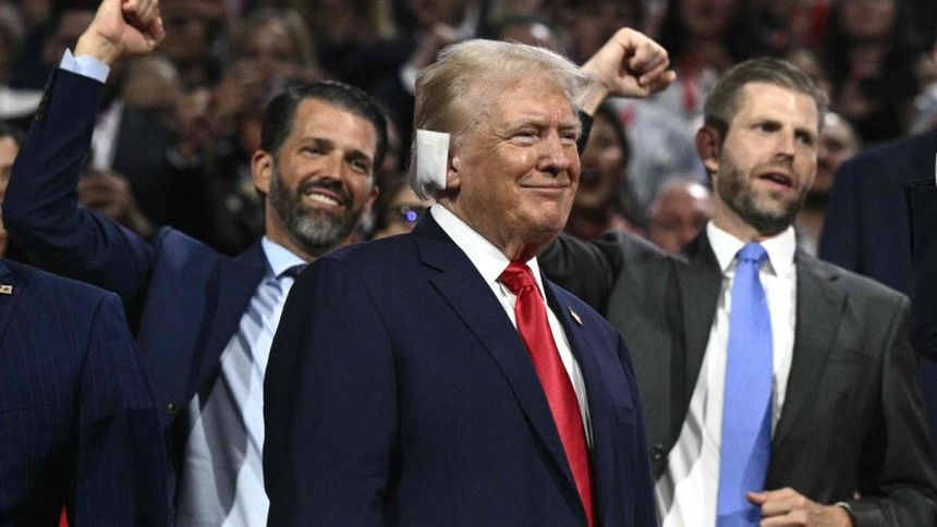 Prezydent USA Donald Trump i jego synowie - Eric Trump i Donald Trump Jr.