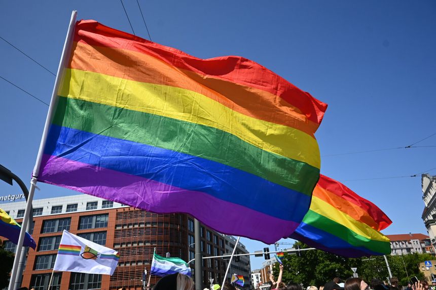 Flaga środowiska LGBTQ+ (zdjęcie ilustracyjne)