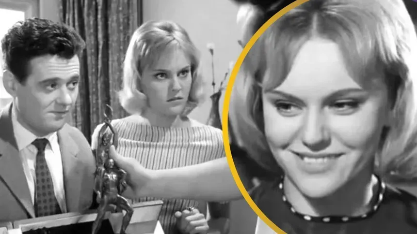 Zdjęcie czarno-białe przedstawiające dwójkę osób siedzących i uśmiechającą się kobietę.