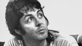 Mężczyzna z ciemnymi, falującymi włosami, patrzy w górę. Czarno-biała fotografia.