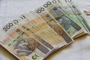 Stos banknotów w różnych nominałach na jasnym tle.