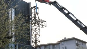 Spłonął krzyż przed kościołem parafialnym św. Maksymiliana Marii Kolbego w Warszawie