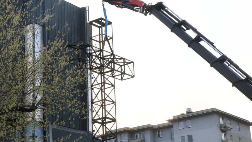 Spłonął krzyż przed kościołem parafialnym św. Maksymiliana Marii Kolbego w Warszawie
