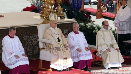 Papież Leon XIV podczas mszy w Wielkanoc w Watykanie