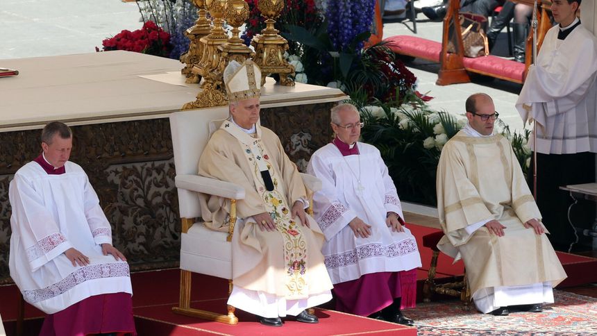 Papież Leon XIV podczas mszy w Wielkanoc w Watykanie