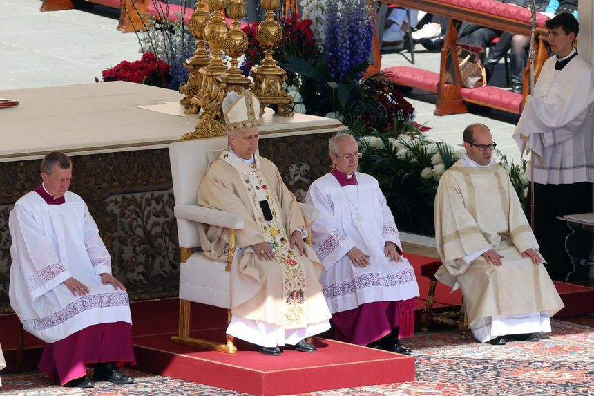 Papież Leon XIV podczas mszy w Wielkanoc w Watykanie
