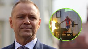 Karol Nawrocki w garniturze patrzy na coś z boku, w tle jego trening z Mariuszem Pudzianowskim na siłowni.