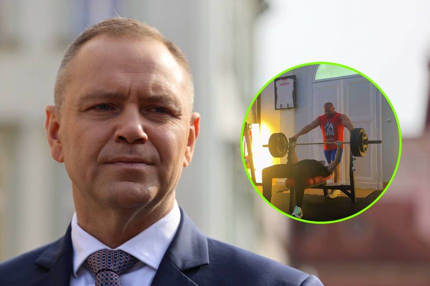 Karol Nawrocki w garniturze patrzy na coś z boku, w tle jego trening z Mariuszem Pudzianowskim na siłowni.