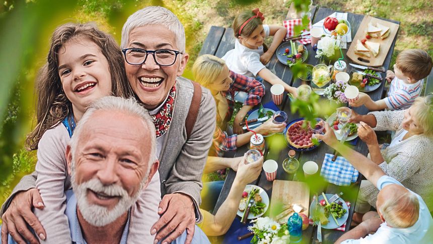 Rodzina spędza czas na świeżym powietrzu, przy stole pełnym jedzenia i napojów. Uśmiechy i radość.