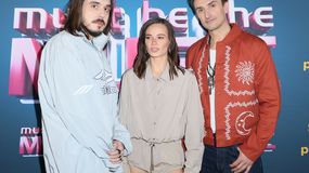 Jurorzy „Must Be The Music” pozują na ściance, uśmiechnięci, w strojach w stylu casual.