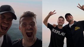 Carlos Alcaraz i Martin Garrix uśmiechają się i krzyczą na tle morza, pozując do selfie.
