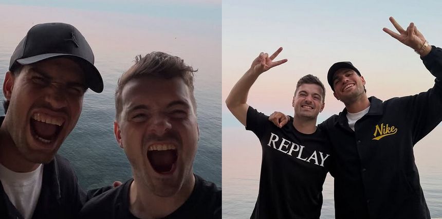 Carlos Alcaraz i Martin Garrix uśmiechają się i krzyczą na tle morza, pozując do selfie.