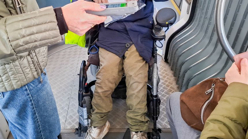 Kontroler biletów w tramwaju