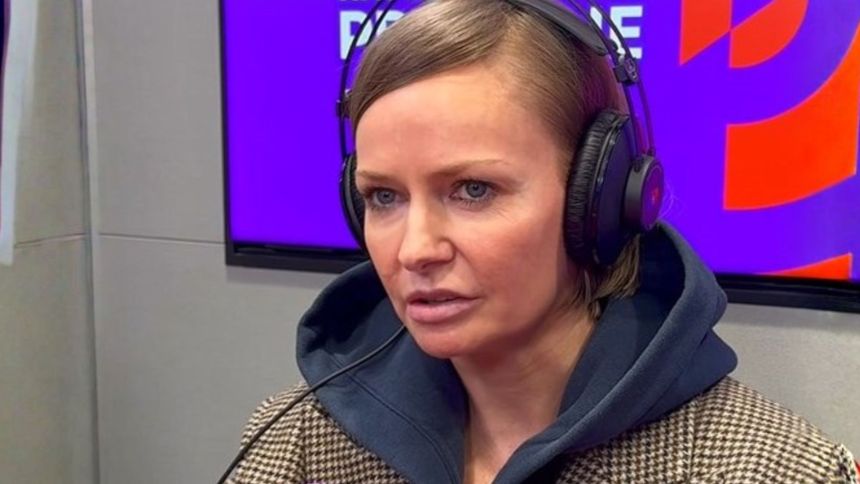 Na zdjęciu kobieta w słuchawkach, skupiona na rozmowie w studiu radiowym. Tło fioletowe.