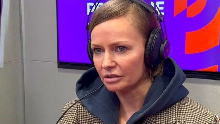 Na zdjęciu kobieta w słuchawkach, skupiona na rozmowie w studiu radiowym. Tło fioletowe.