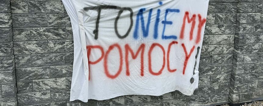 Na białym płótnie napis: 